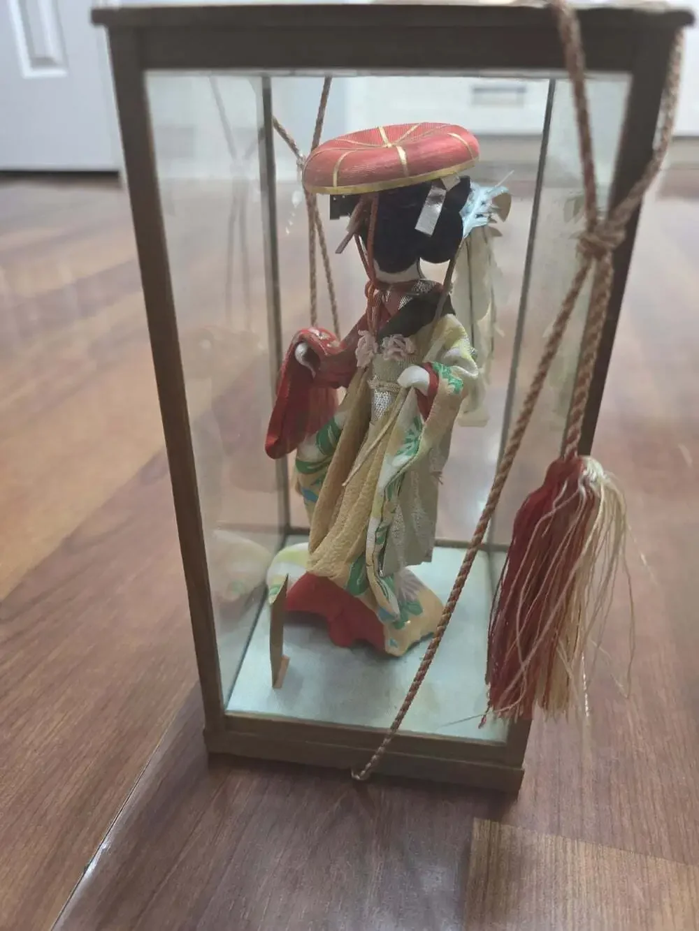 VTG Japanese Geisha Doll In Red Kimono Hat Glass Display Case Wood Base 8